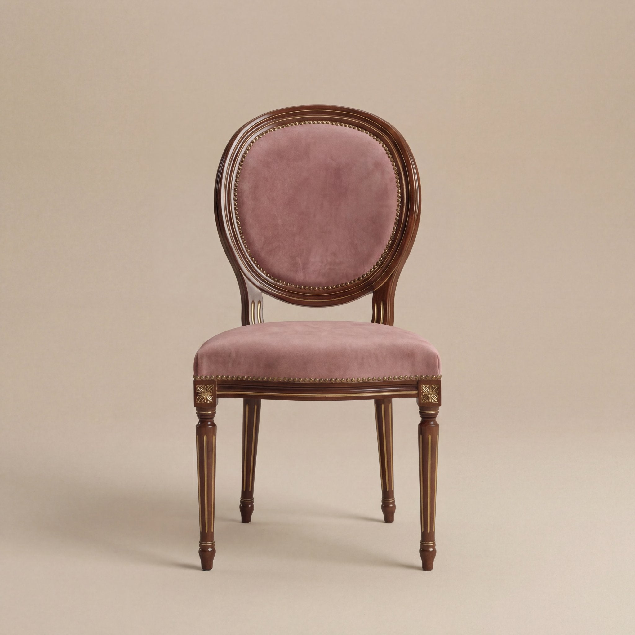 Der 'Louis XVI' Esszimmerstuhl | Walnuss-Finish & Goldpatina