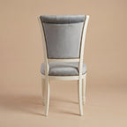 Der 'Marco Polo' Esszimmerstuhl | Weißes Massiv-Buchenholz & Samt mit Knopfheftung