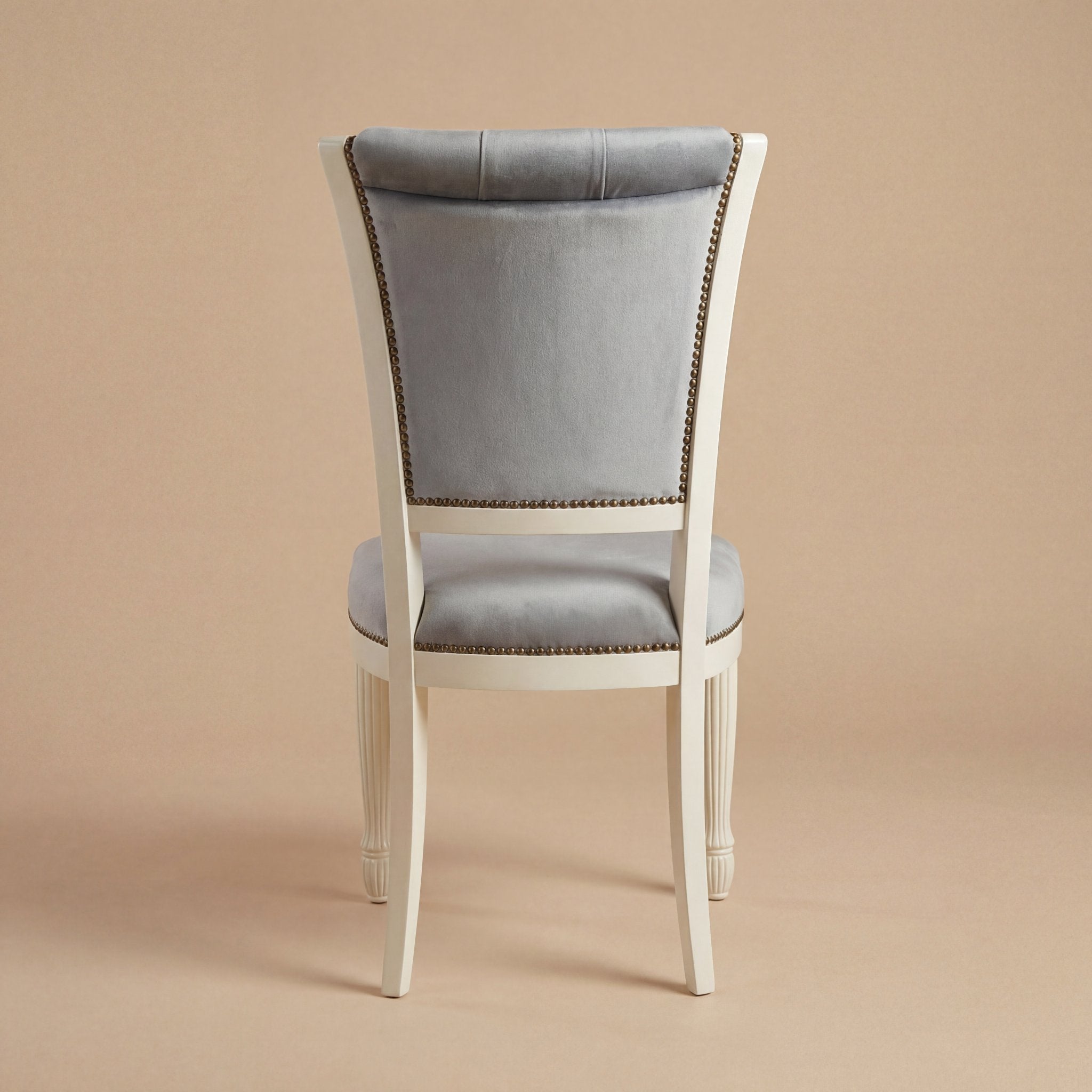 Der 'Marco Polo' Esszimmerstuhl | Weißes Massiv-Buchenholz & Samt mit Knopfheftung