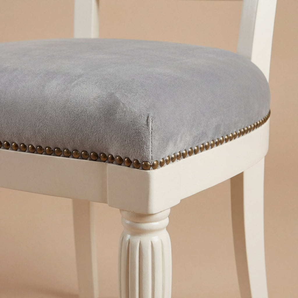 Der 'Marco Polo' Esszimmerstuhl | Weißes Massiv-Buchenholz & Samt mit Knopfheftung