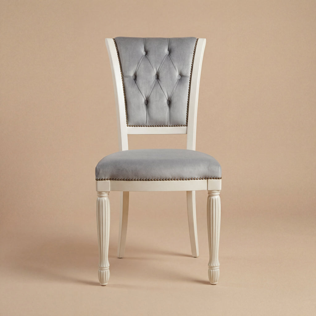 Der 'Marco Polo' Esszimmerstuhl | Weißes Massiv-Buchenholz & Samt mit Knopfheftung