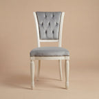 Der 'Marco Polo' Esszimmerstuhl | Weißes Massiv-Buchenholz & Samt mit Knopfheftung