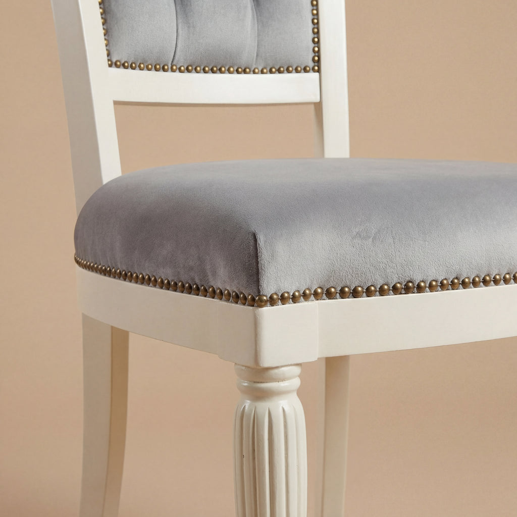 Der 'Marco Polo' Esszimmerstuhl | Weißes Massiv-Buchenholz & Samt mit Knopfheftung