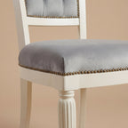 Der 'Marco Polo' Esszimmerstuhl | Weißes Massiv-Buchenholz & Samt mit Knopfheftung