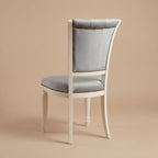 Der 'Marco Polo' Esszimmerstuhl | Weißes Massiv-Buchenholz & Samt mit Knopfheftung