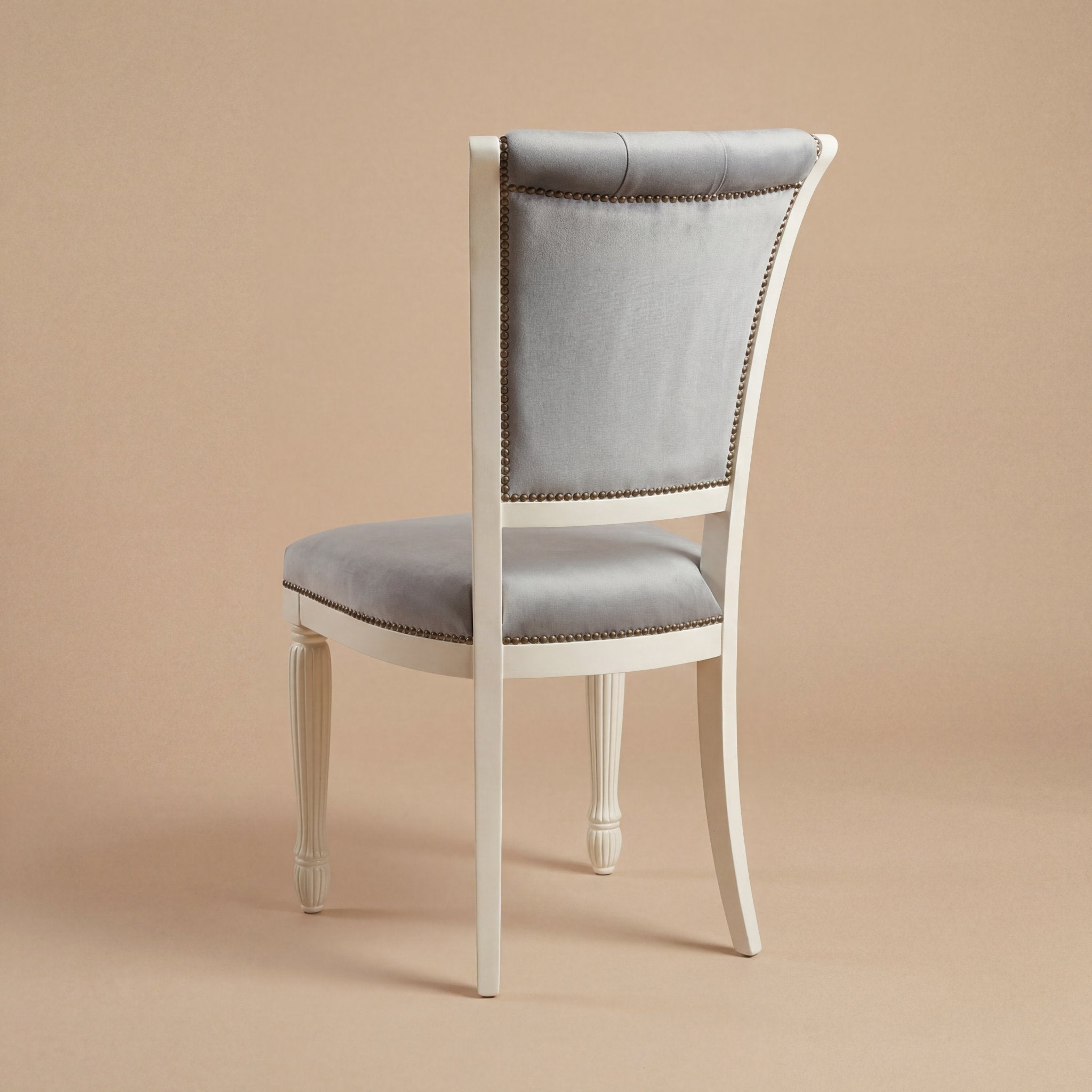 Der 'Marco Polo' Esszimmerstuhl | Weißes Massiv-Buchenholz & Samt mit Knopfheftung