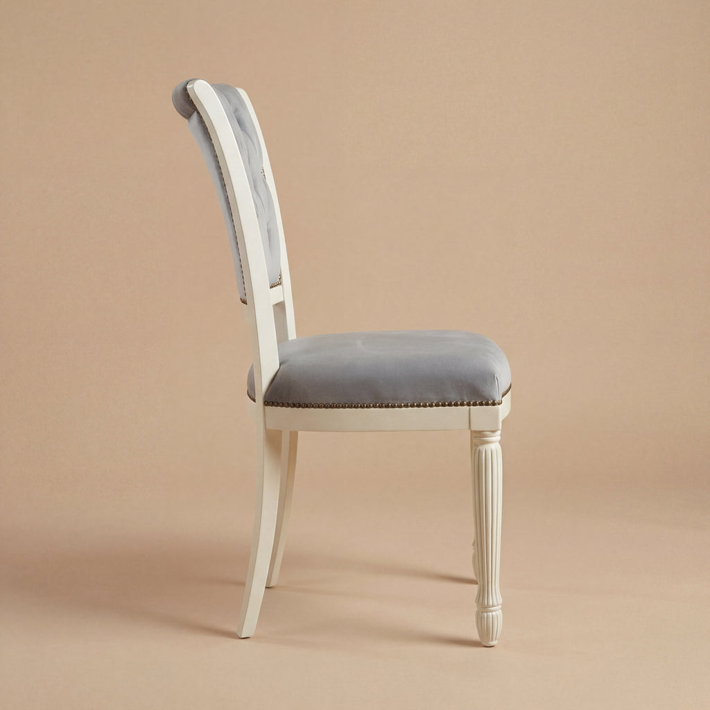 Der 'Marco Polo' Esszimmerstuhl | Weißes Massiv-Buchenholz & Samt mit Knopfheftung