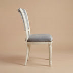 Der 'Marco Polo' Esszimmerstuhl | Weißes Massiv-Buchenholz & Samt mit Knopfheftung